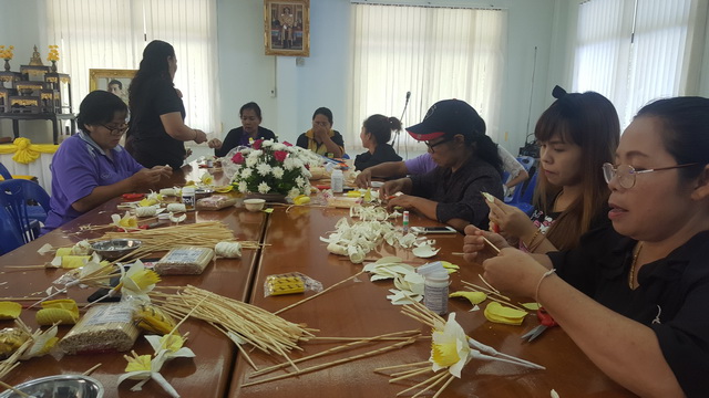 โครงการอบรมอาชีพแก่ผู้สูงอายุและประชาชนตำบลท่าเรือ(ทำดอกไม้จันทน์)